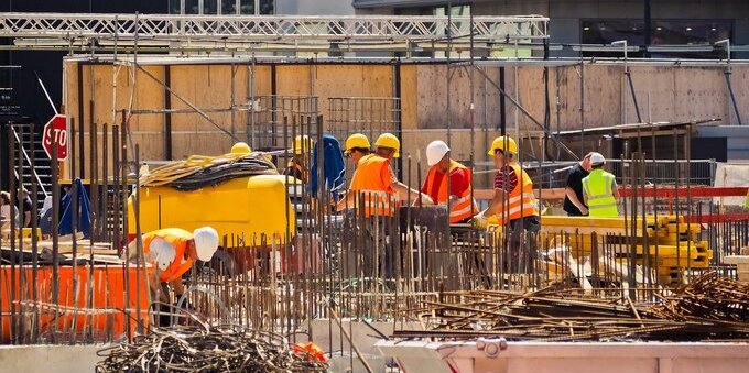 Non si fermano le proteste in Svizzera francese: 7 mila lavoratori edili manifestano a Losanna