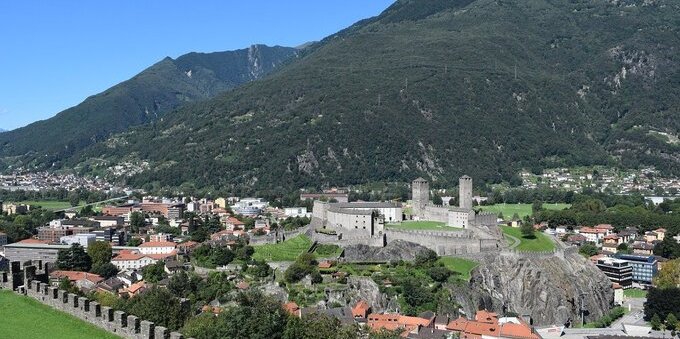 Ticino, i terreni edificabili sono troppi. I Comuni devono ridimensionarli