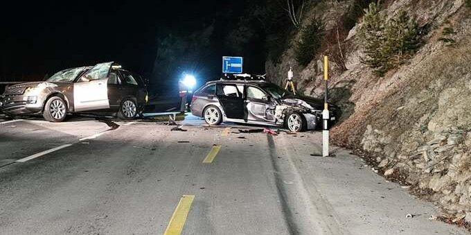 Incidente stradale a Tiefencastel: tre feriti e un intervento in elicottero