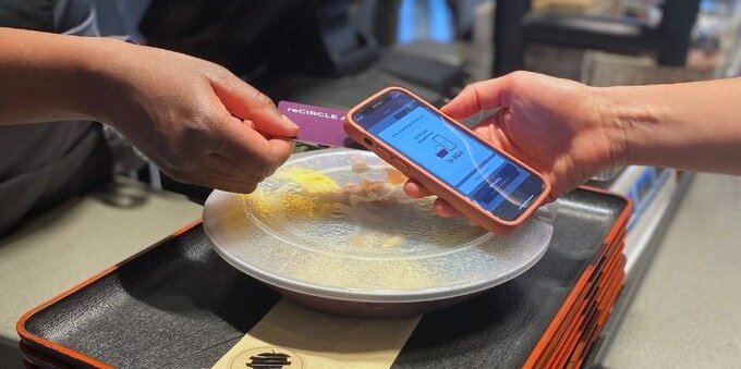 Ordini al take away, mangi e l'imballo lo spedisci con la Posta. Partito il test svizzero