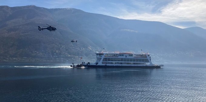 Scene da film d'azione sul Lago Maggiore. Esercitazione di polizia al confine tra Svizzera e Italia