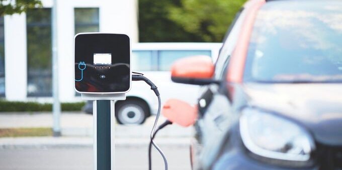 Auto elettriche: prezzi troppo diversi per la ricarica in autostrada. L'indagine del TCS e tre consigli utili per risparmiare