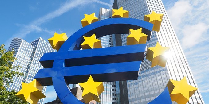 Bollettino economico Bce: inflazione alta ed economia stagnante. Nei prossimi mesi nuovo rialzo dei tassi