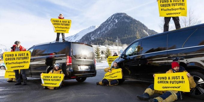 Attivista imbratta l'ingresso dell'Hotel Flüela a Davos: protesta contro il WEF