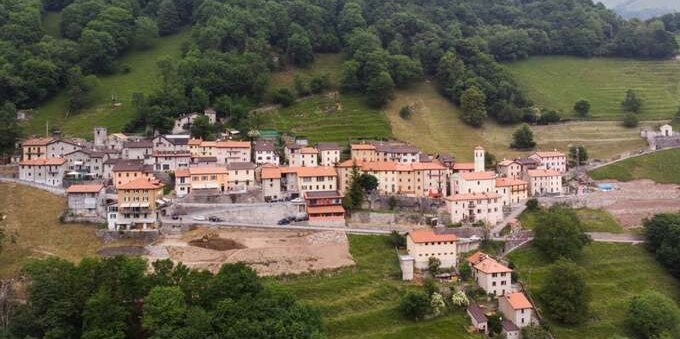 Politico di Breggia querelato per ingiurie e gesti osceni nei pressi di un albergo diffuso