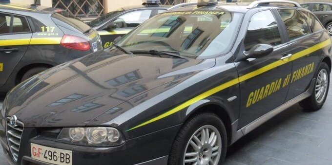 CONFINE Como, scoperta una fabbrica di borse e vestiti contraffatti. Denunciati tre italiani