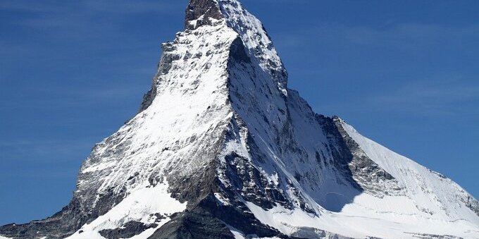 In Italia sulle Alpi, c'è un rifugio che si sta spostando nel Vallese. La storia