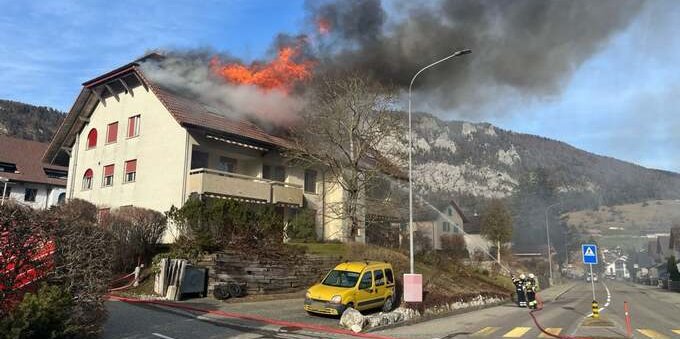 Emergenza incendi nel comune di Welschenrohr: evacuazione e intervento dei vigili del fuoco