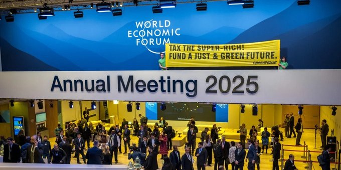 Attivisti di Greenpeace protestano a Davos per un futuro più equo al Forum Economico Mondiale