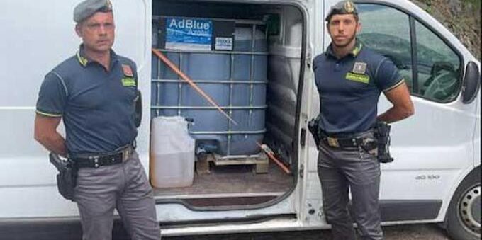 Lanzo d'Intelvi, tenta di trasportare 950 litri di gasolio da riscaldamento dalla Svizzera all'Italia. Un denunciato