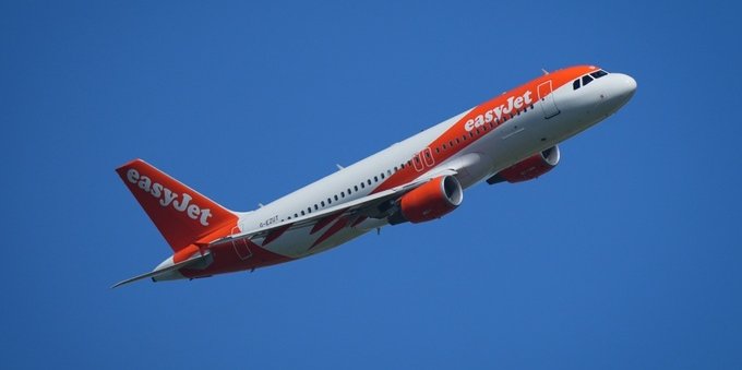 Lite a bordo di un volo EasyJet costringe l'aereo a tornare a Zurigo: ecco cosa è successo