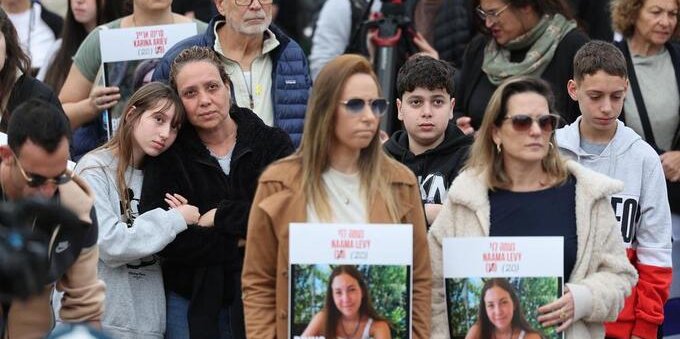 Rilascio di ostaggi a Gaza: l'evento che ha mobilitato migliaia di miliziani e civili