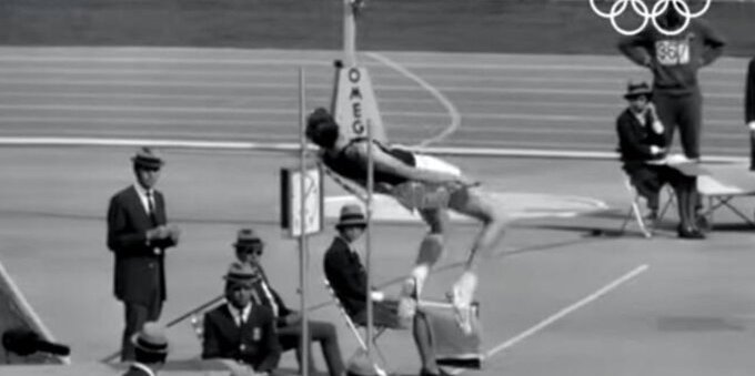 E' morto Dick Fosbury, l'uomo che con il suo salto divenne un modello del pensiero "fuori dagli schemi"