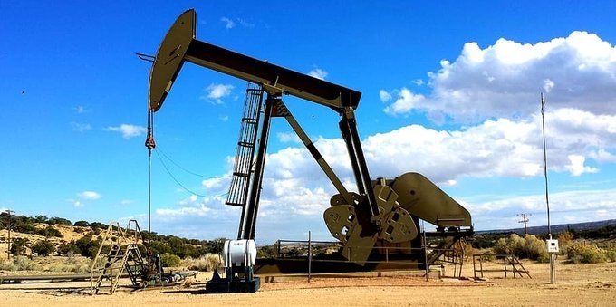 Opec+ cambia idea e produce meno petrolio. A ottobre taglia 100 mila barili al giorno